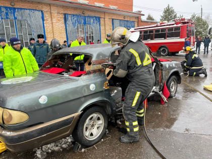 Разобрать кузов автомобиля, поработать психологом и оказать первую помощь: в Калуге прошли соревнования спасателей