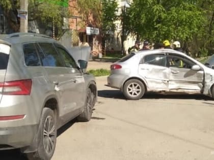 В Калуге при столкновении двух иномарок пострадали два человека