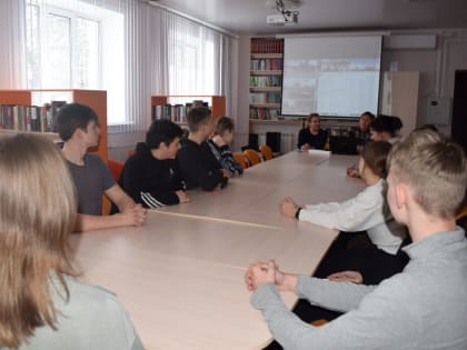 10 марта в Центральной районной модельной библиотеке состоялась профориентационная встреча учащихся СШ № 1, 9 «А» класса с менеджером по персоналу Сухиничской швейной фабрики Солов