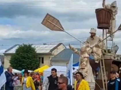 В Калужской области прошел семейный фестиваль "Петухи и гуси в городе Тарусе"