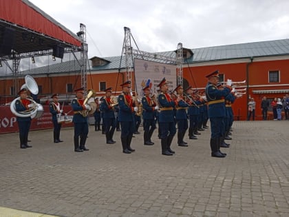 Фестиваль духовых оркестров в Калуге прошел под дождем