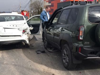 В Калуге один человек пострадал при столкновении «Лады» и «Нивы»