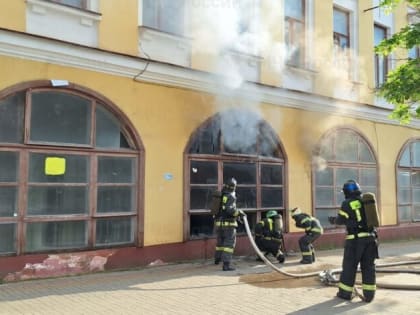 При пожаре в бывшем здании станции скорой помощи в Калуге пострадал человек