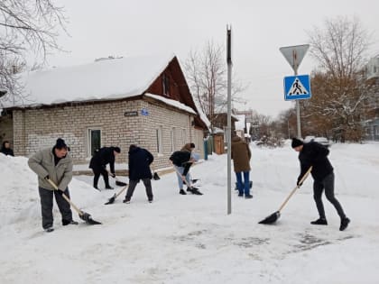 Снегопад в Калуге: общественный транспорт ходит, а чиновники убирают улицы