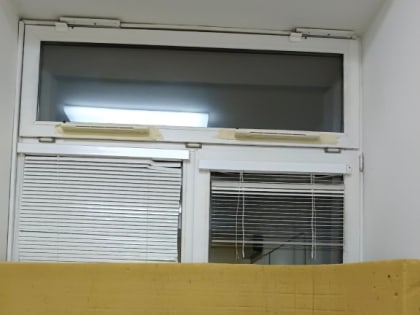 Замерзающие в калужской больнице пациенты с детьми утепляют окна матрасами