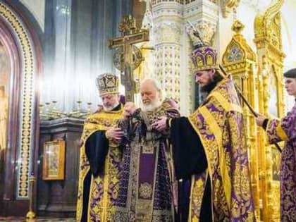 В канун Недели Крестопоклонной Святейший Патриарх Кирилл совершил всенощное бдение с чином выноса Креста в Храме Христа Спасителя