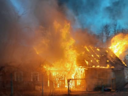 Деревянный дом загорелся в Калужской области