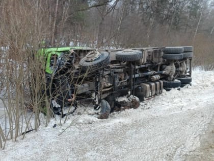 В Калужской области грузовик перевернулся после столкновения с «БМВ»