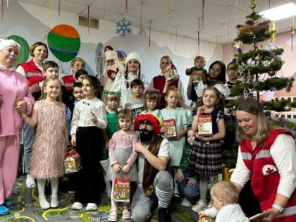 Александр Окунев передал подарки для подопечных «Российского Красного Креста»