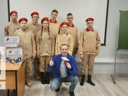 Калужские юнармейцы поздравили врачей