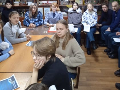 Сотрудники правоохранительных органов рассказали ребятам из почетного караула о последствиях коррупции