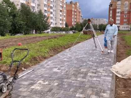 В городе продолжается укладка тротуарной плитки