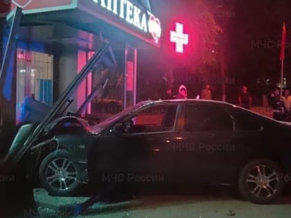 В Калуге иномарка влетела в аптеку