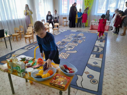 Занятие священника с воспитанниками детского сада