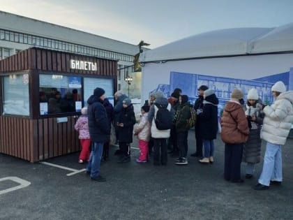 Денисов прокомментировал сообщения калужан об очередях на новый каток
