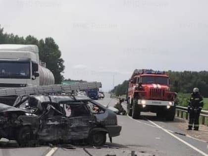 В Калужской области иномарка покорежила «ВАЗ» и отправила его пассажира в больницу