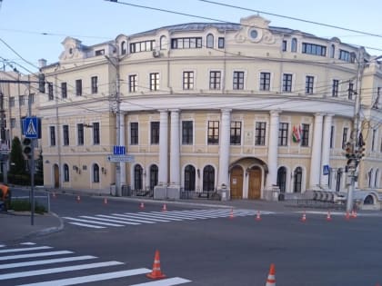 На правобережье в Калуге начали обновлять дорожную разметку