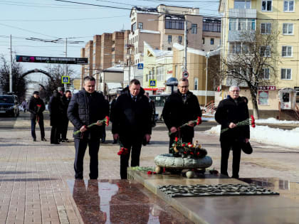В Калуге возложили цветы к могиле Неизвестного солдата