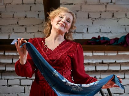 Калужская актриса Ирина Бургонова растрогала зрителей спектаклем про Клавдию Шульженко