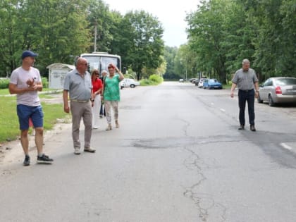 ДЕПУТАТЫ ПОРАДОВАЛИСЬ ОТРЕМОНТИРОВАННЫМ ДОРОГАМ, НО НЕ ПОНЯЛИ, ПОЧЕМУ НЕ УБРАН СМЁТ