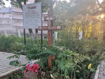 На поврежденной вандалом могиле в Боровском районе установили новый крест