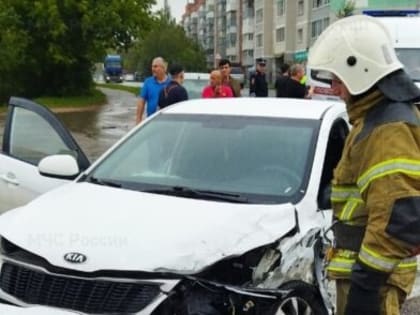 Два автомобиля Kia столкнулись в Калуге на Гурьянова, есть пострадавший