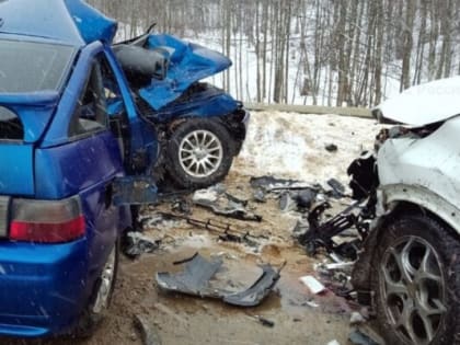 В Людиновском районе жёстко столкнулись “Лада” и “Рено”