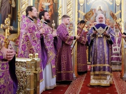 Божественная литургия в Спасо-Вознесенском кафедральном соборе Ульяновска