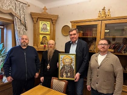 Сенатор Александр Савин помогает строить купель в Оптиной Пустыни