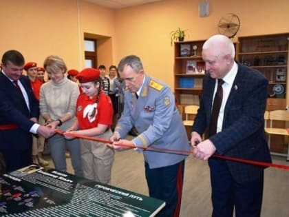 Владимир Исаков присутствовал при открытии своей «Парты Героя» в Кировском районе