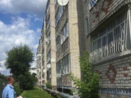 В Калужской области с балкона третьего этажа выпал 7-летний мальчик