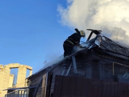 В Калужской области загорелся жилой дом