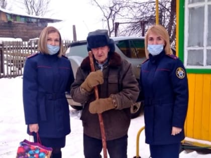 В Сухиничском районе следователи СК России навестили ветерана Великой Отечественной войны