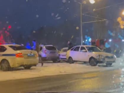 В Калуге из-за массового ДТП перекрыта улица Московская