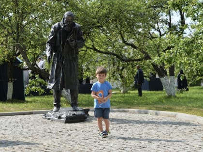 ЕПИСКОП КОЗЕЛЬСКИЙ И ЛЮДИНОВСКИЙ НИКИТА ПРИНЯЛ УЧАСТИЕ В ЦЕРЕМОНИИ ОТКРЫТИЯ ПАМЯТНИКА ДОСТОЕВСКОМУ В ОПТИНОЙ ПУСТЫНИ