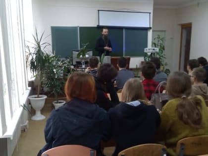 Встреча священника со студентами колледжа