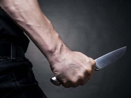В Калуге мужчина за оскорбления в свой адрес напал с ножом на знакомую