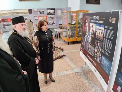 Епископ Козельский и Людиновский Никита посетил выставку творческих работ в городском музее Людинова