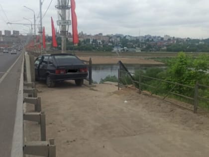 В Калуге на Гагаринском мосту легковушка врезалась в ограждение