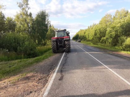 В Калужской области мотоциклист и его пассажир погибли в ДТП с трактором