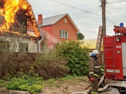11 пожарных тушили жилой дом в Калужской области