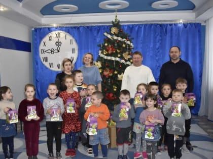 Александр Козлов и Андрей Беккер поздравили детей из Первомайска с наступающим новым годом