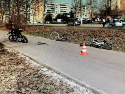 В Обнинске мотоциклист-подросток сбил велосипедистку на тротуаре