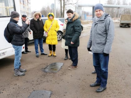 ДОРОЖНИКИ ЗАЛАТАЛИ БОЛЕЕ 30 ЯМ НА УЛИЦЕ КРАСНЫХ ЗОРЬ, НО В ДРУГИХ МЕСТАХ ПРОБЛЕМЫ ОСТАЛИСЬ
