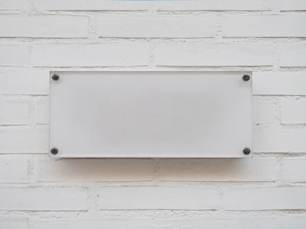 Таблички из оргстекла: изготовление на заказ информационных, рекламных и указательных табличек