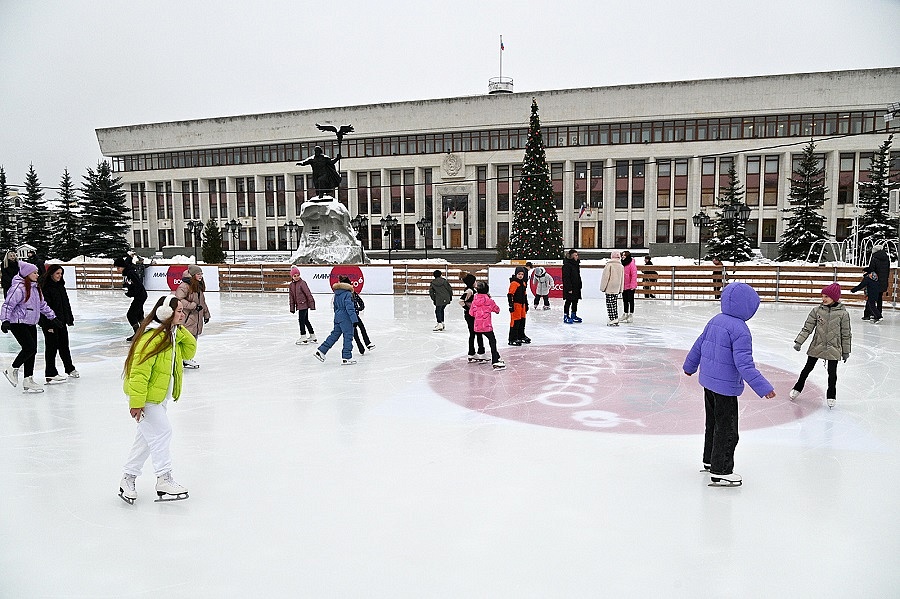 Центральный каток цена. Каток на площади старый торг в Калуге. Каток Центральный Калуга. Открытый каток Калуга старый торг. ДС Центральный Калуга каток.