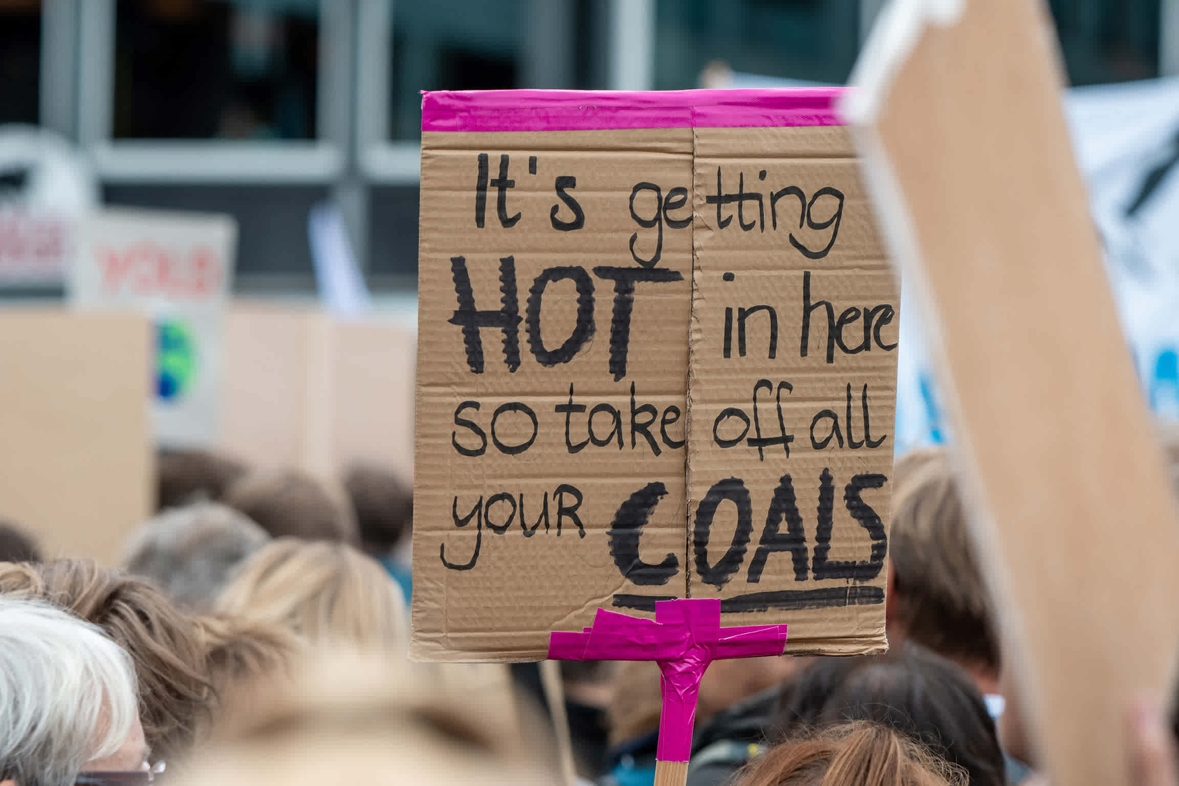 Ein Demonstrationsschild: Kohlekraftwerke abschalten.