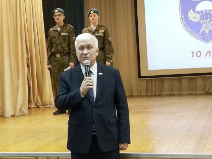 Уважаемые земляки, в Мурманской области и городе Мурманске особое внимание уделяется организации патриотического воспитания молодежи. Во многих образовательных организациях созданы