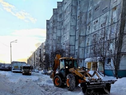 Уборка улично-дорожной сети и придомовых территорий в Североморске ведется в усиленном режиме