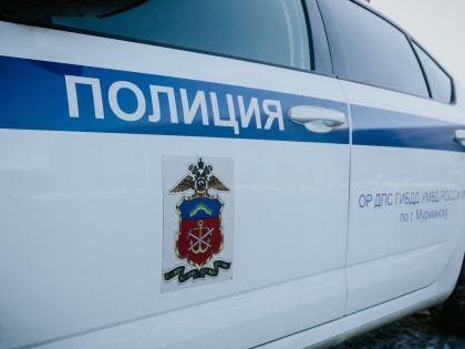 Пассажирка такси украла деньги с банковского счета таксиста в Мурманске
